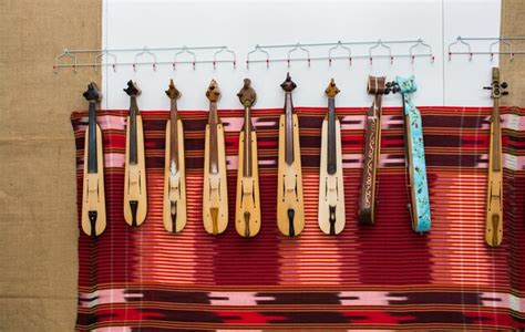 Conjunto De Modelos De Instrumentos Musicais Kemancha Feitos De Madeira