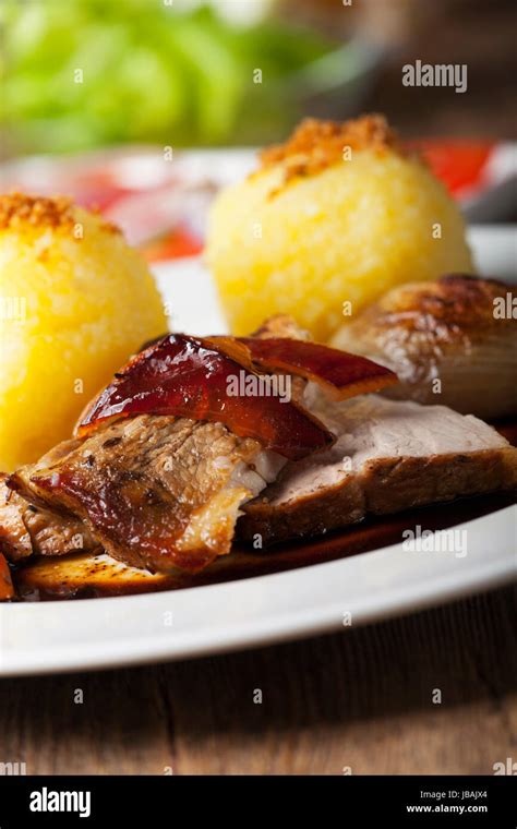 Schweinebraten Mit Kartoffelkn Del Fotograf As E Im Genes De Alta