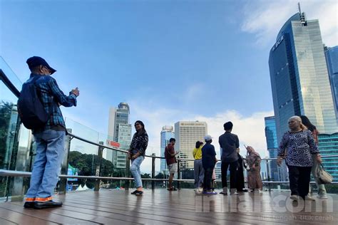 Foto Libur Lebaran Warga Kunjungi Di Anjungan Bundaran HI Jakarta