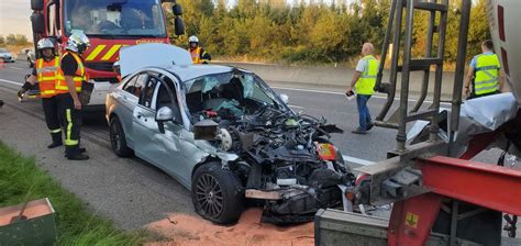 Autoroute A35 Une Voiture Sencastre Sous Un Poids Lourd Deux Blessés