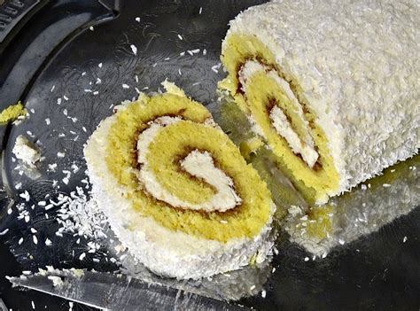 Recept Piškotová roláda plněná pudinkovým krémem a marmeládou