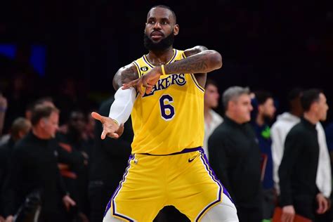 Lakers News Watch La Honor Lebron James 40 000th Point During Timeout All Lakers News