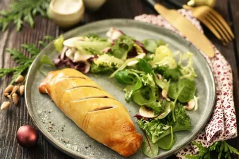 Bœuf Wellington aux champignons et sa salade de pousses et d herbes