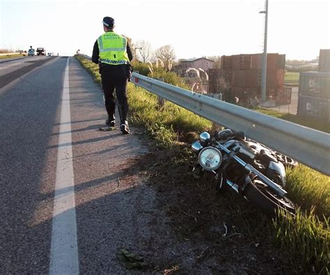 Scontro Tra Moto E Furgone Gravissimo Centauro Di 45 Anni