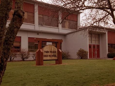 Twin Peaks High School – Pilot Episode and Exterior From Series – Twin ...