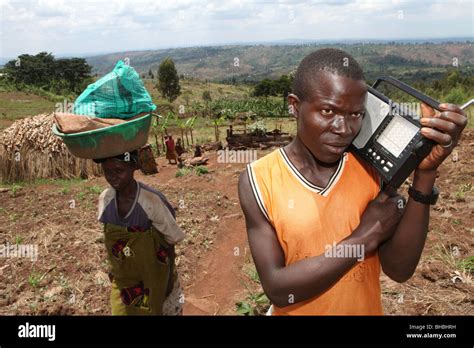 Radio listening africa Banque de photographies et dimages à haute