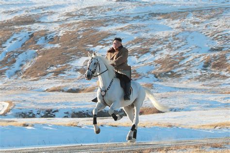 金正恩骑白马登白头山，背后象征怎样的政治意义