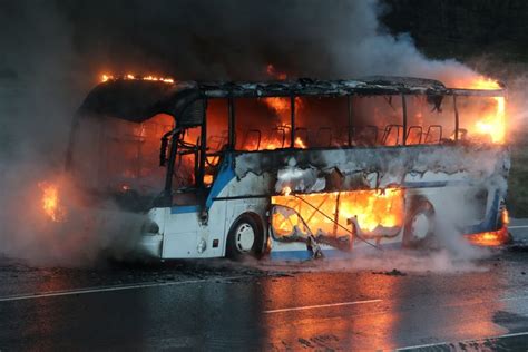 Un autocar cu 30 de persoane la bord a luat foc în județul Neamț