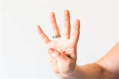 What Does Holding Up 4 Fingers Mean 5 Common Meanings