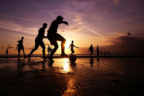 Emocionante Partido De Fútbol Playero Al Atardecer En BaliFoto de