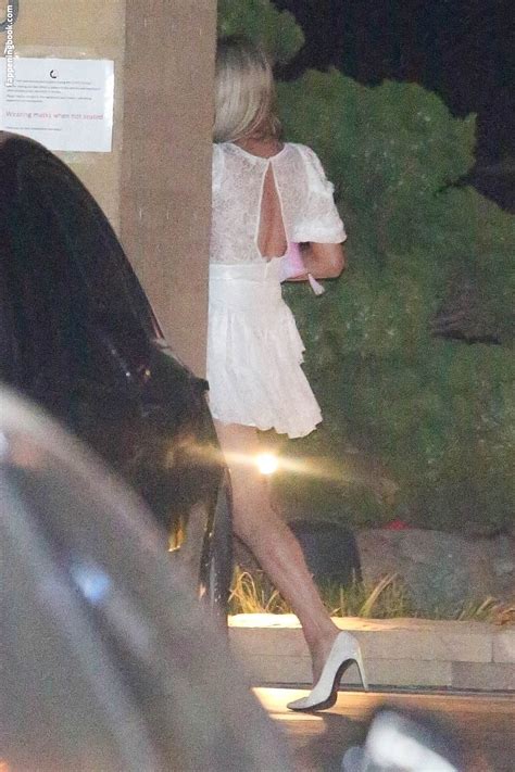 Paris Hilton Nude OnlyFans Leaks Fappening Page FappeningBook