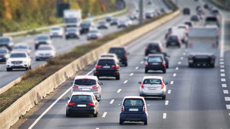 Aumentar el límite de velocidad a 140 km h en autopistas y autovías No