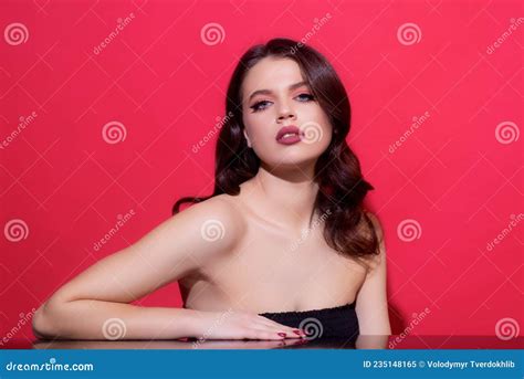 Cara De Mulher Retrato Do Modelo Feminino Jovem Sensual Imagem De