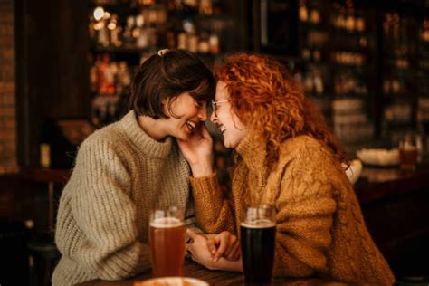 870 Lesbian Bar Photos Taleaux Et Images Libre De Droits Istock