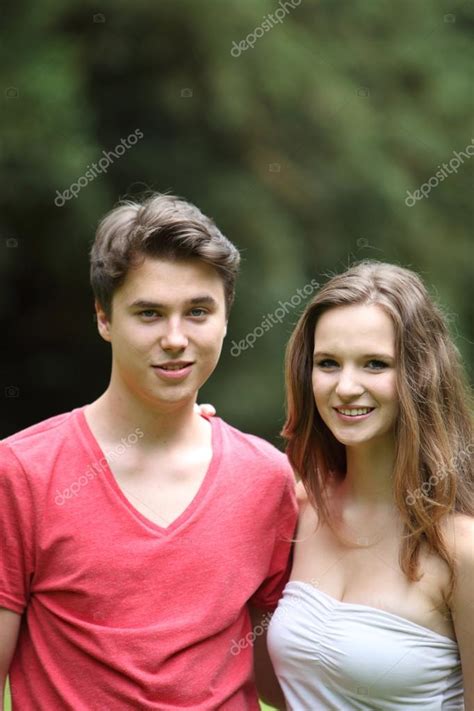 Retrato De Una Joven Pareja Adolescente Fotografía De Stock