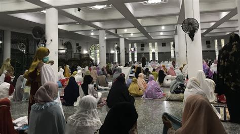 Membludak Sampai Ke Jembatan Ampera Umat Muslim Padati Masjid Agung