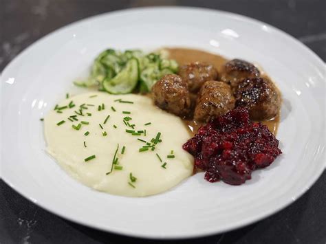 Yvonnes K Ttbullar Med Potatispur Lingonsylt Och Pressgurka K Ket Se