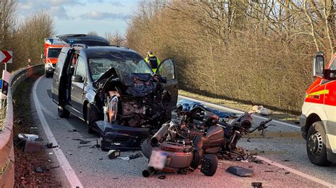 Schleswig Holstein Motorradfahrer Prallt Frontal In Transporter Und