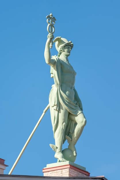 Estatua Del Dios Romano Mercurio En El Techo De La Casa De Pushkin En