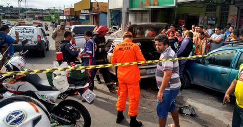 G1 Após acidente homem fica preso em ferragens de carro em av de