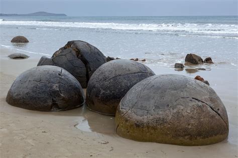 Premium Photo Moeraki Boulders At Koekohe Beach On The Otago Coast Of