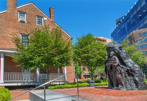 Top 12 Reasons to Visit Alexandria This Spring - Meet Alex