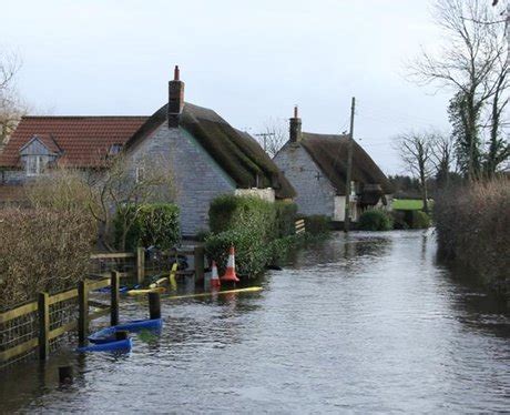 Suffolk Fire and Rescue - FLoods - Suffolk Fire and Rescue Crew Help Those... - Heart Norfolk