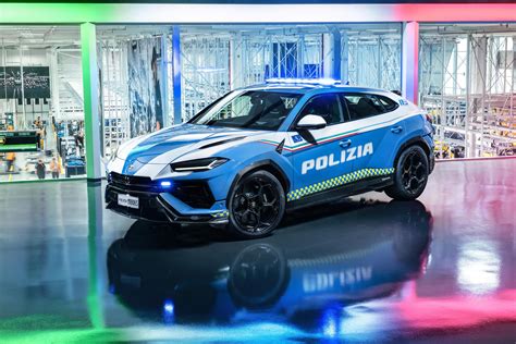 Polizei In Italien F Hrt Neuerdings Lamborghini Urus Performante