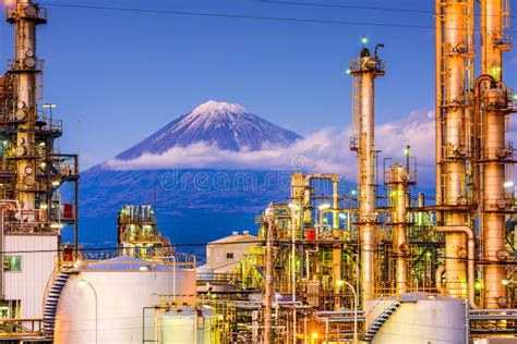 Usine De Raffinerie De P Trole Du Japon Avec La Montagne Fuji Photo