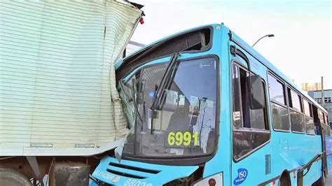 Ônibus bate na traseira de caminhão na avenida das Américas em Betim