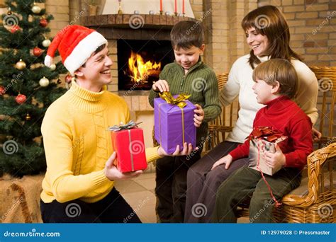 Recepción De Los Regalos Foto De Archivo Imagen De Hermano 12979028