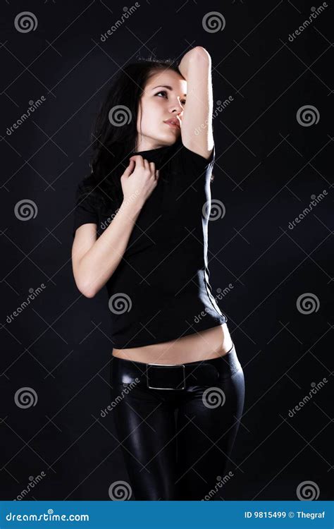 Hete Jonge Brunette In Zwarte Leerbroek Stock Afbeelding Image Of Manier Aantrekkingskracht