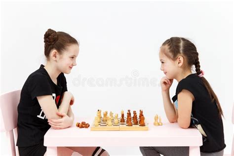 Xadrez Do Jogo De Duas Meninas No Fundo Branco Imagem De Stock Imagem