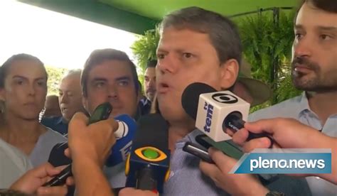 Piso cede durante entrevista de Tarcísio em feira agropecuária Brasil