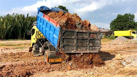 Mobil Dump Truk Langsir Tanah Cadas Truk Jomplang Muatan Youtube