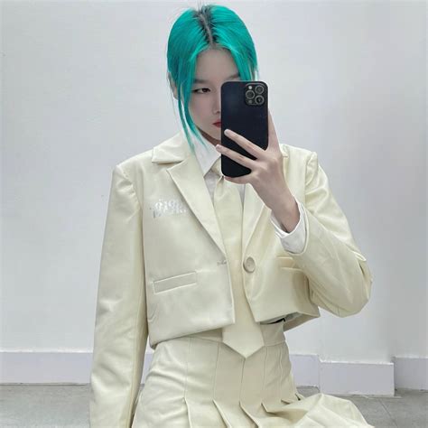 SIGNATURE LEATHER CROP BLAZER NUDE