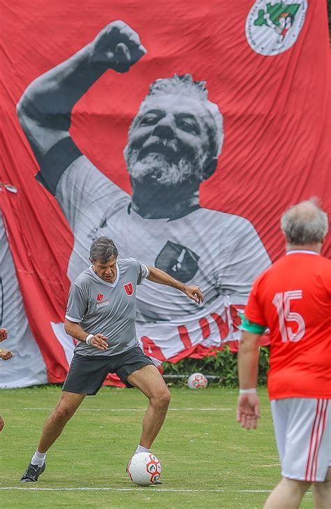 Lula E Chico Buarque Disputam Partida De Futebol O MST Flickr