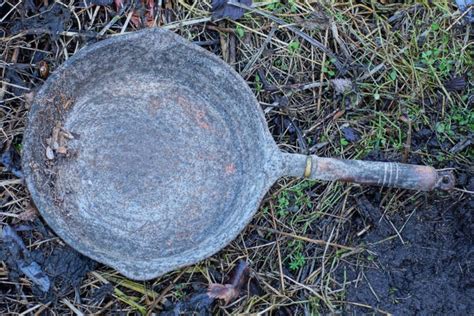 Antique Cast Iron Skillet Identification Guide (Markings & Value)