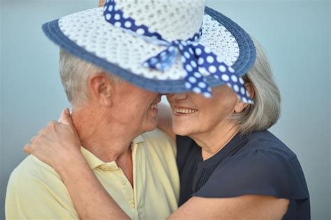 Retrato De Una Feliz Pareja De Ancianos Enamorada Foto Premium