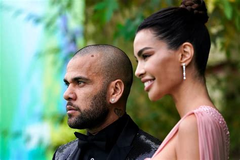 La Esposa De Dani Alves Le Pidió El Divorcio El Acoso Que Sufrió Joana