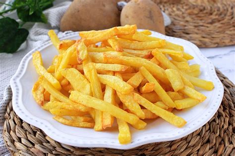 Patatas Fritas En Freidora De Aire Con Muy Pocos Ingredientes Y Muy