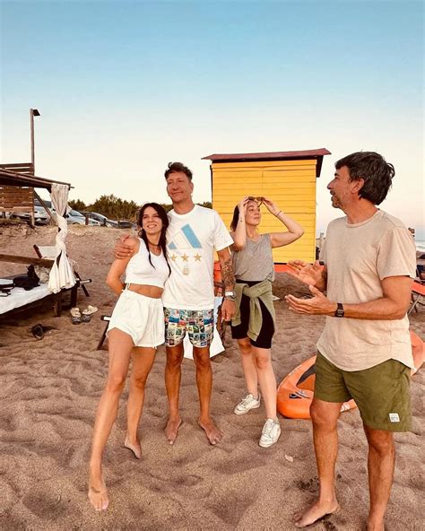 Las fotos de las vacaciones de Gimena Accardi y Nico Vázquez en Arenas