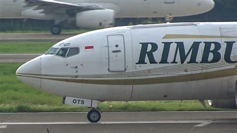 Close Up Pesawat Cargo Cardig Rimbun Air Boeing Take Off Di