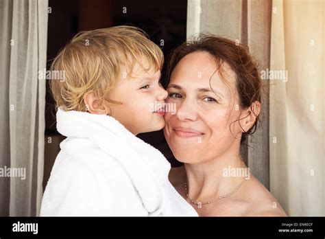 Junge blonde mutter Fotos und Bildmaterial in hoher Auflösung Alamy