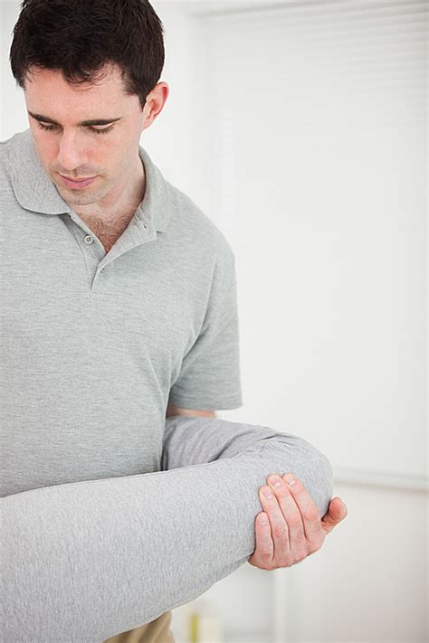 유토이미지 Brunette physiotherapist stretching a leg