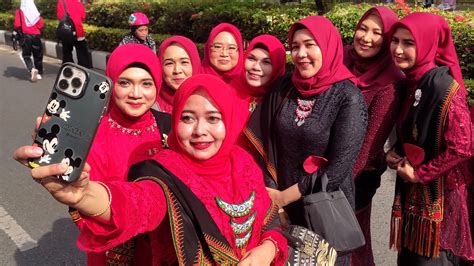 Foto Busana Kebaya Di Parade Kebaya Nusantara