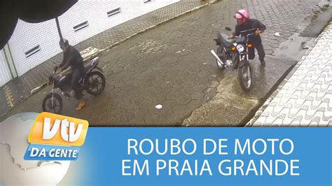 Câmera flagra criminosos roubando moto de dia em Praia Grande YouTube