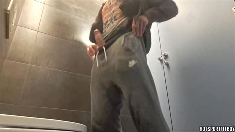 Masturbación sexy y arriesgada en un baño público XVIDEOS