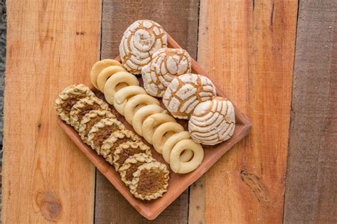 Premium Photo A Plate Of Cookies On A Wooden Table