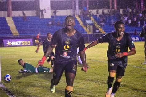 Libertad derrota a Guayaquil City en duelo directo por la categoría